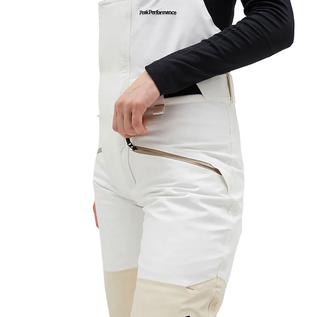 2L Stretch Bib Skibukser i farven Offhvid-Sand Fog set forfra closeup