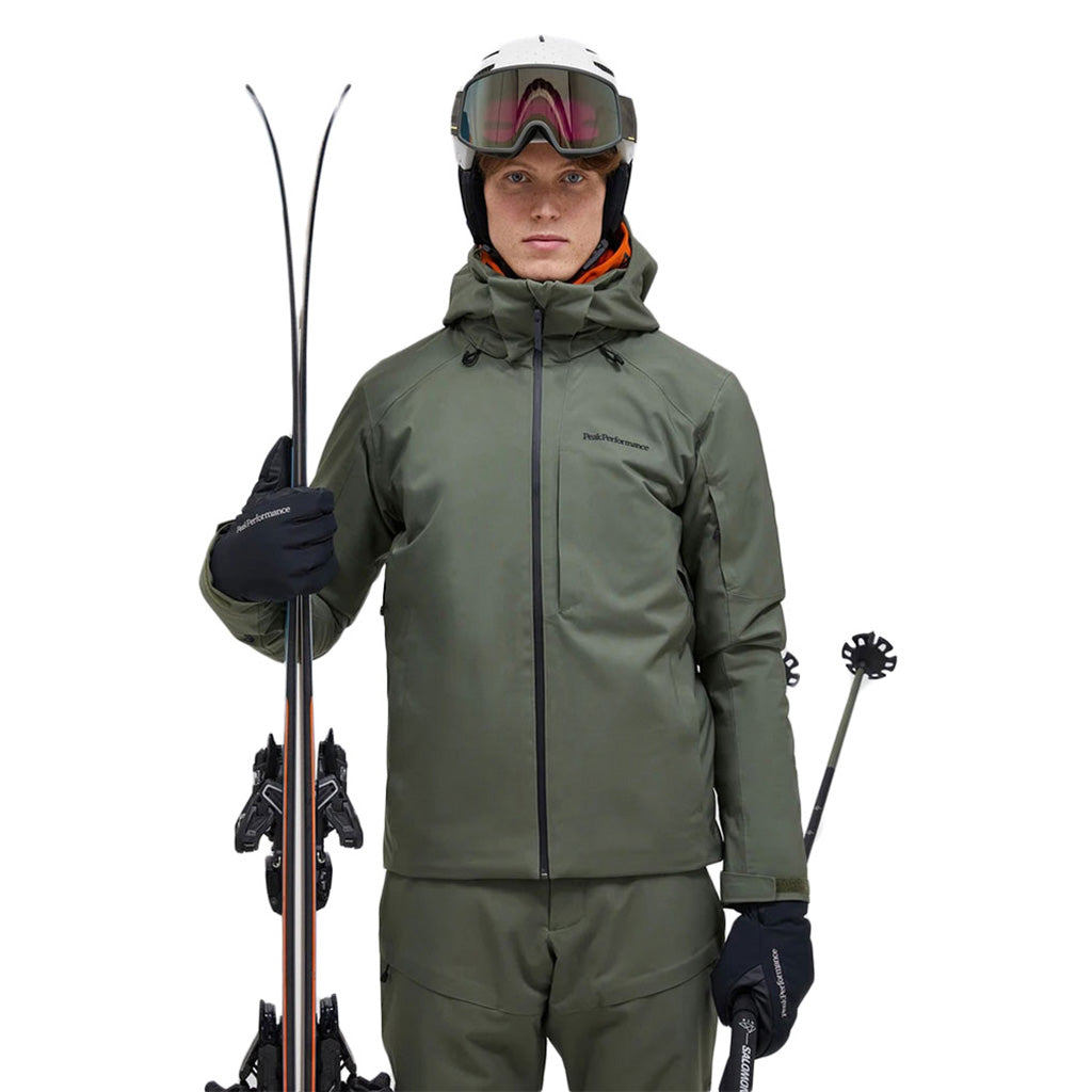 En Skijakke, Maroon i farven Pine Needle set forfra på model