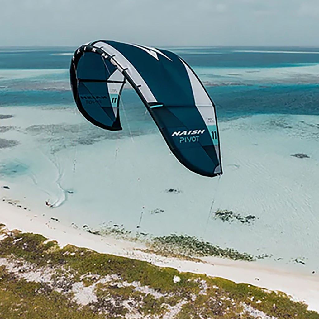 En Kite, Pivot i farven Dark blå set i bevægelse