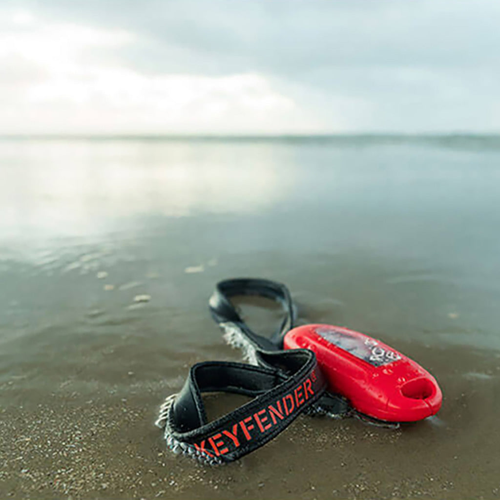 Waterproof Housing For Car Keys set fra en skrå vinkel