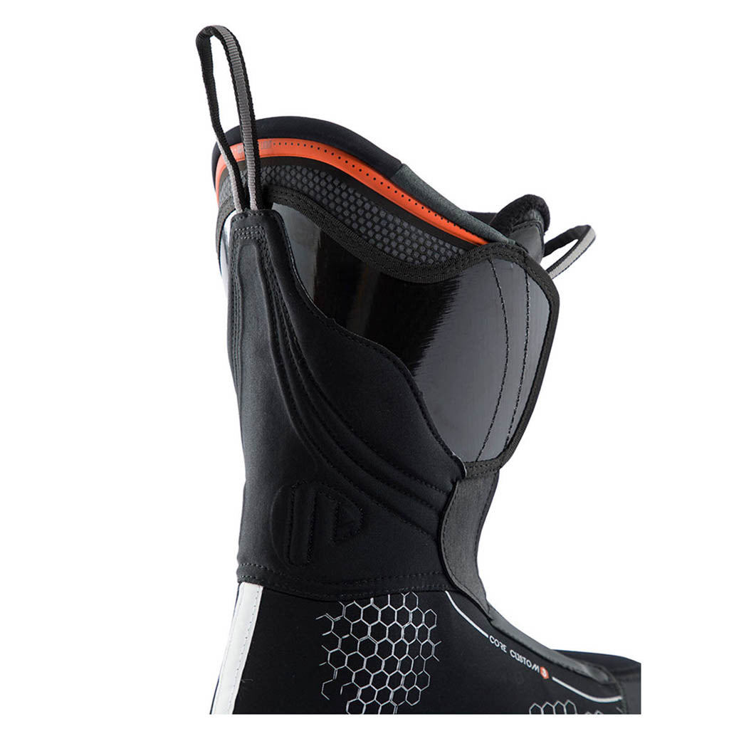 XT3 110 MV Gripwalk Skistøvler i farven set fra en skrå vinkel