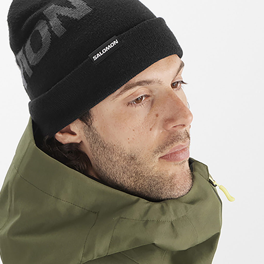 En Beanie, Hermitage i farven Deep sort set fra skrå vinkel