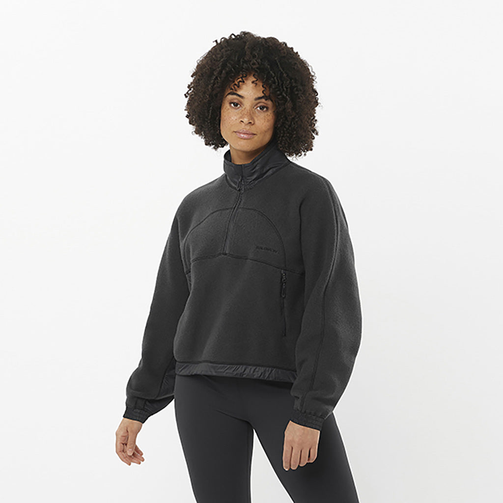 Chroma Fleece Crop Halfzip Midlayer i farven Deep sort set forfra på model