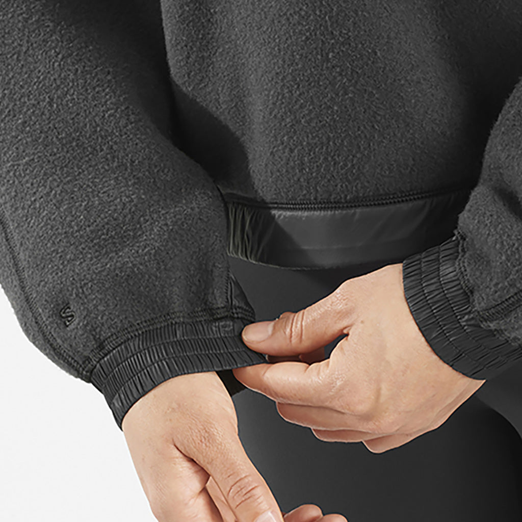 Chroma Fleece Crop Halfzip Midlayer i farven Deep sort nærbillede af materiale