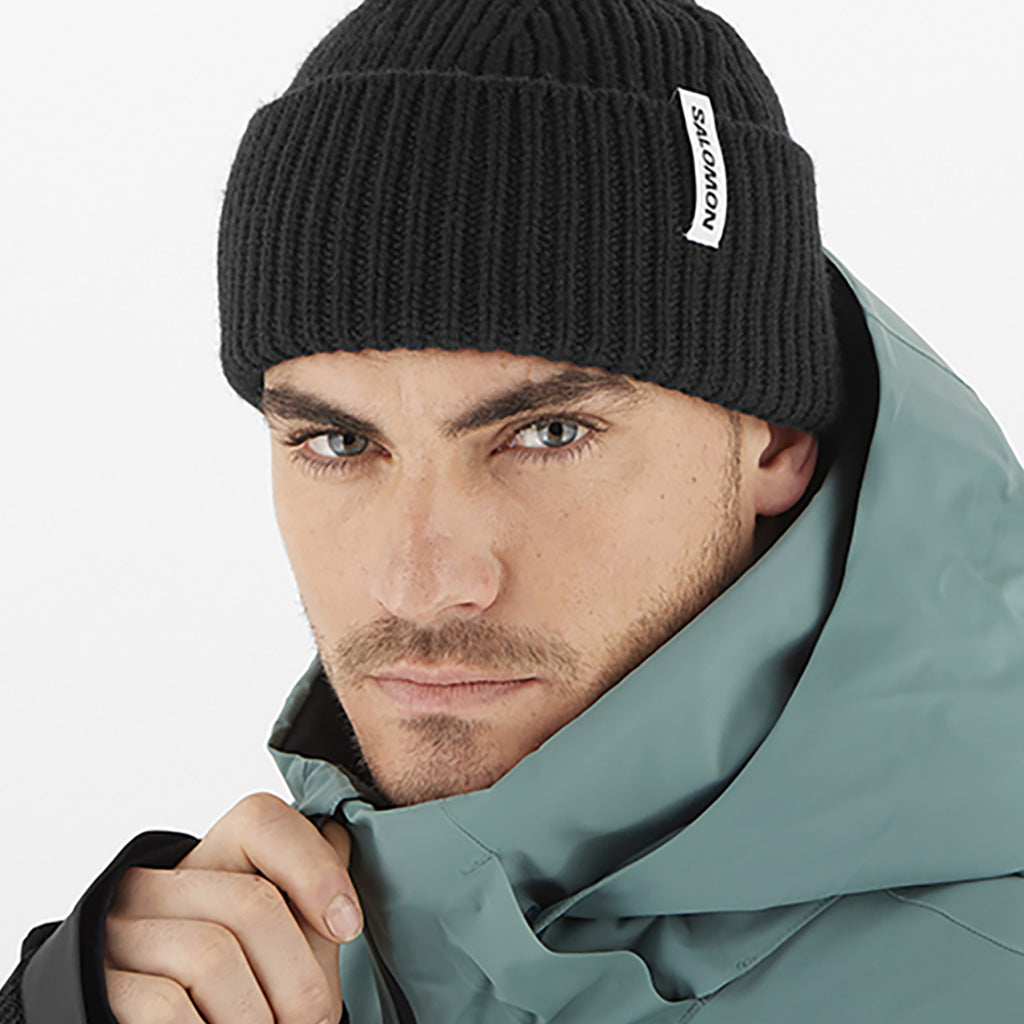 En Beanie, Snowbird i farven Deep sort set fra afstand påført kvinde