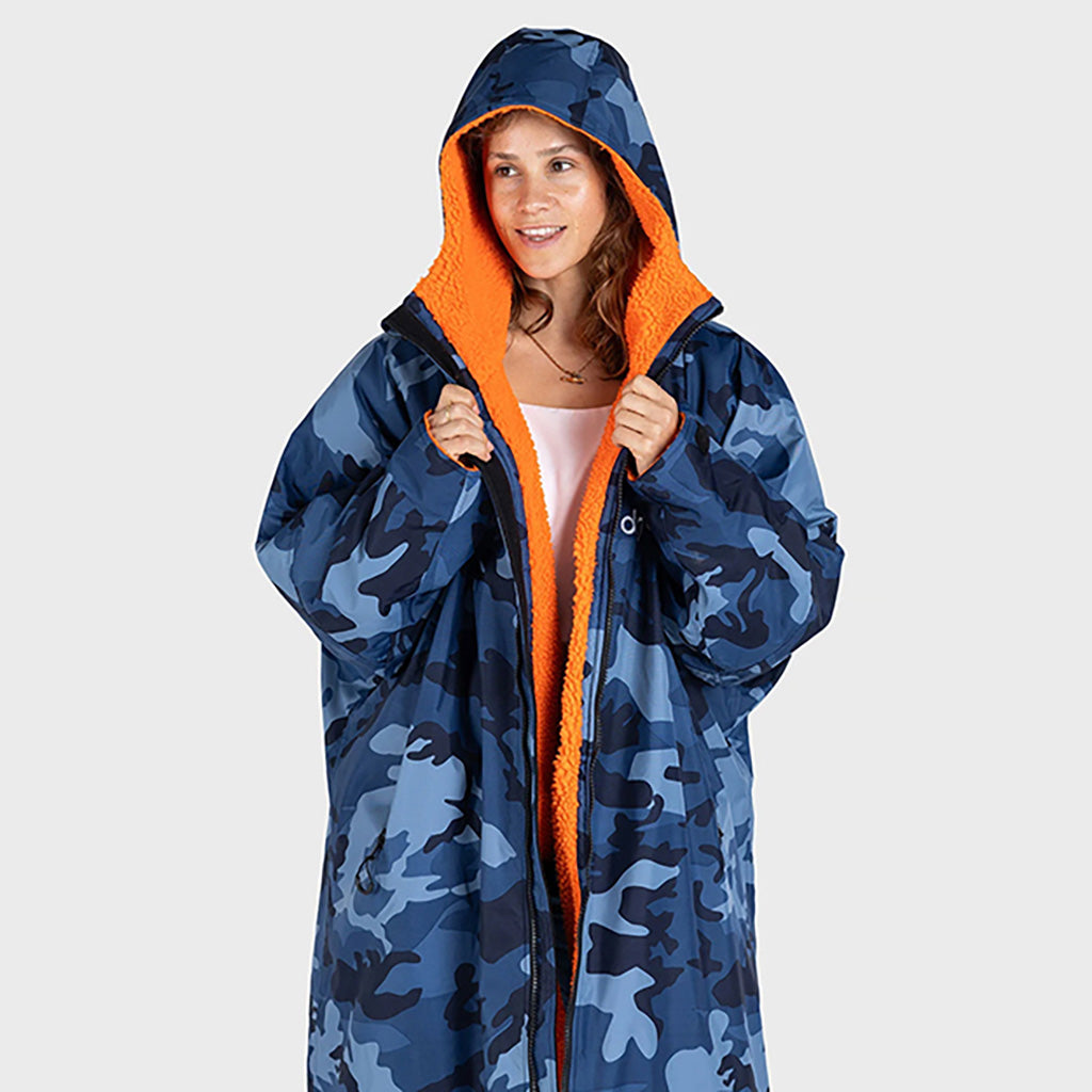 Dryrobe Advance Long Sleeve i farven blå Camo/Orange set forfra