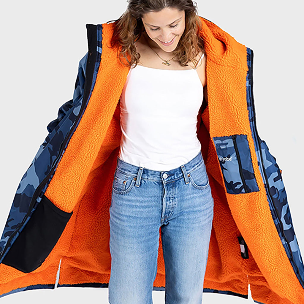 Dryrobe Advance Long Sleeve i farven blå Camo/Orange set forfra