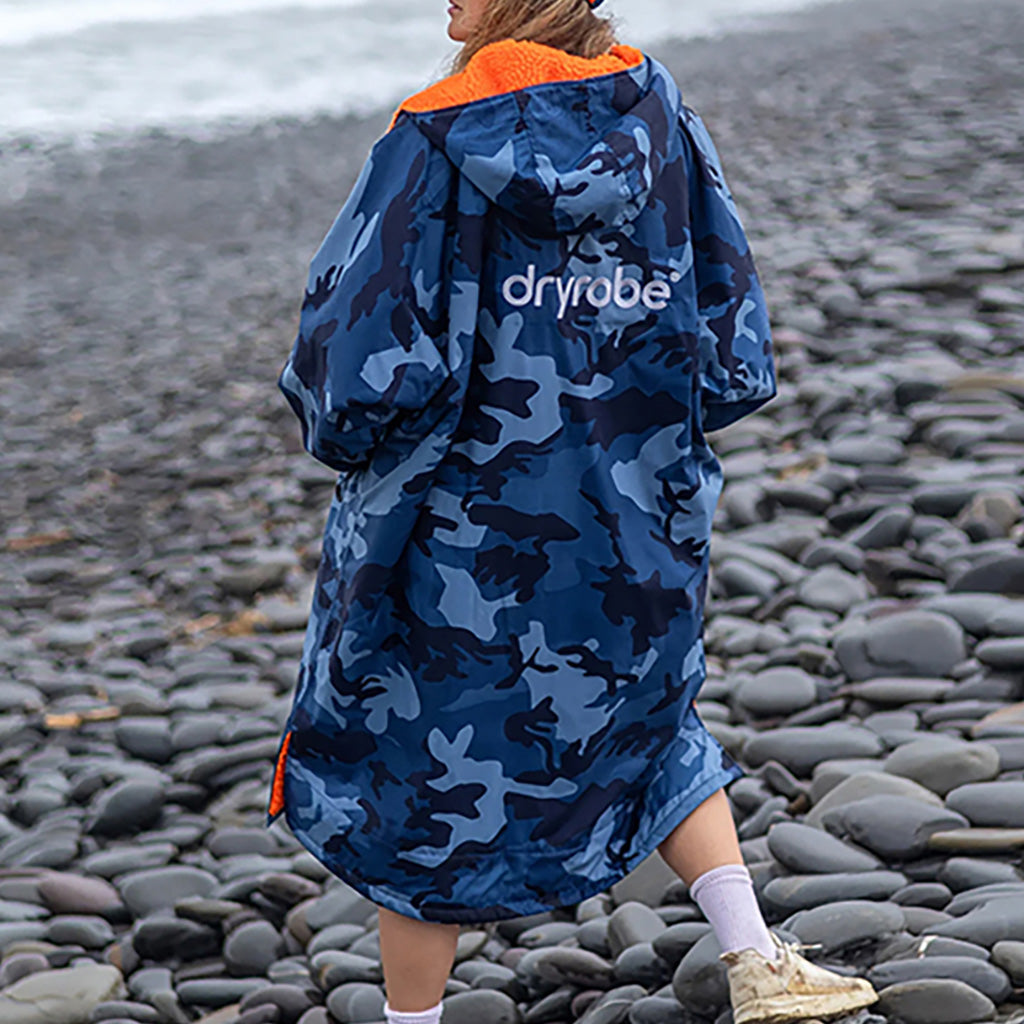Dryrobe Advance Long Sleeve i farven blå Camo/Orange set bagfra