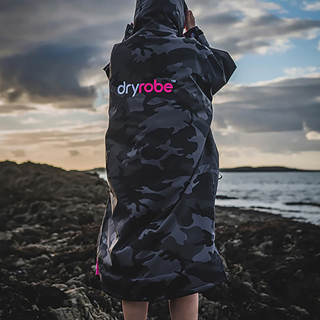 Dryrobe Advance Long Sleeve i farven sort Camo Pink set bagfra