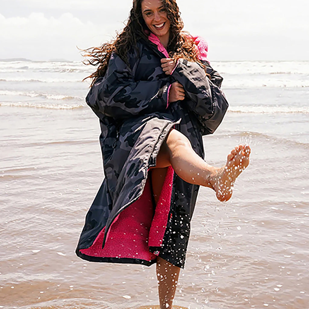 Dryrobe Advance Long Sleeve i farven sort Camo Pink set forfra på afstand