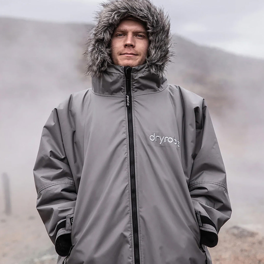 Advance Long Sleeve Alpine i farven Charcoal set forfra med hætte på