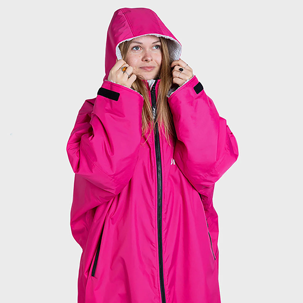 Dryrobe Advance Long Sleeve i farven Pink / Light grå set forfra på model