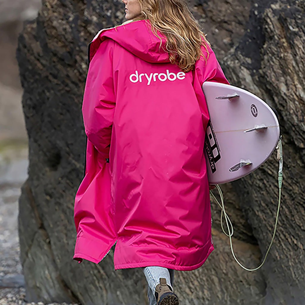Dryrobe Advance Long Sleeve i farven Pink / Light grå set i omgivelser