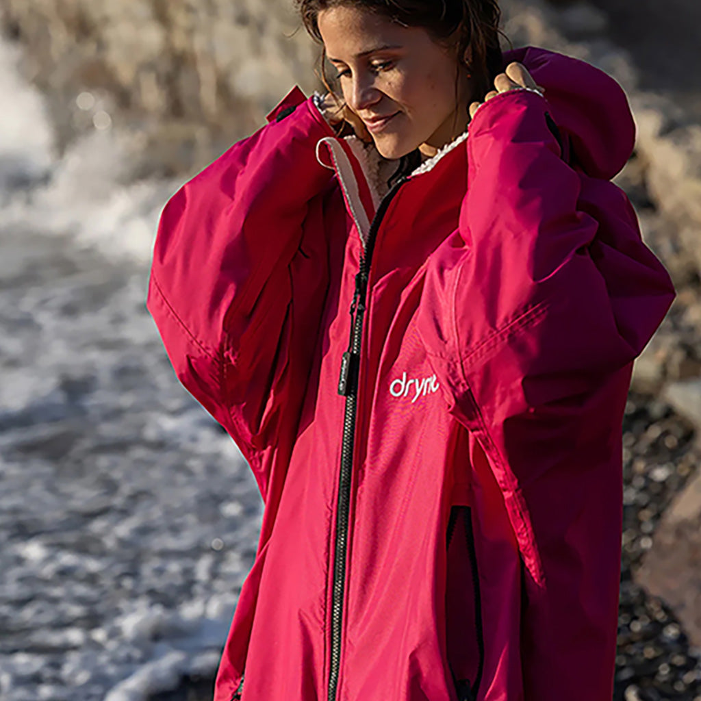Dryrobe Advance Long Sleeve i farven Pink / Light grå set forfra på model