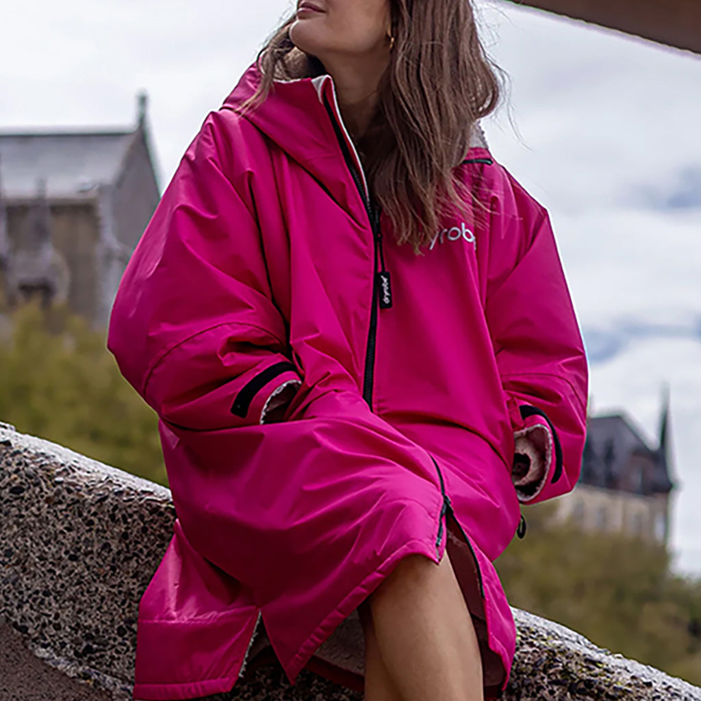 Dryrobe Advance Long Sleeve i farven Pink / Light grå set forfra på model