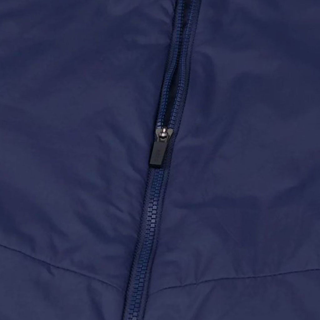 En Jakke, Radiation i farven Atlanta blå nærbillede