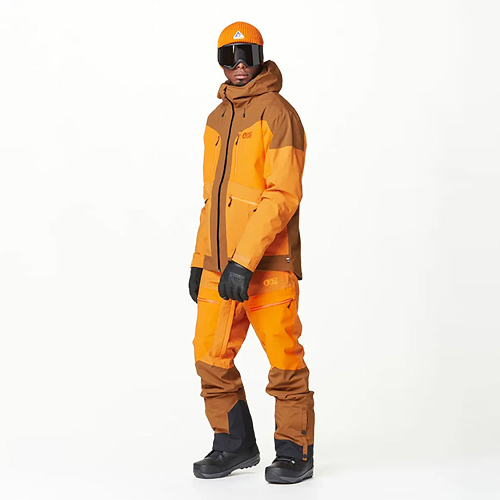 En Skijakke, Naikoon i farven Chocolate Carrot Honey set fra en skrå vinkel