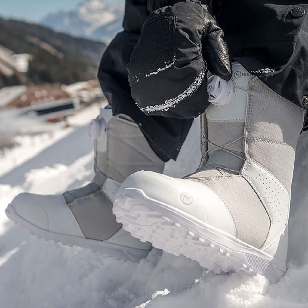 Sierra Snowboardstøvler i farven hvid/grå set fra en skrå vinkel