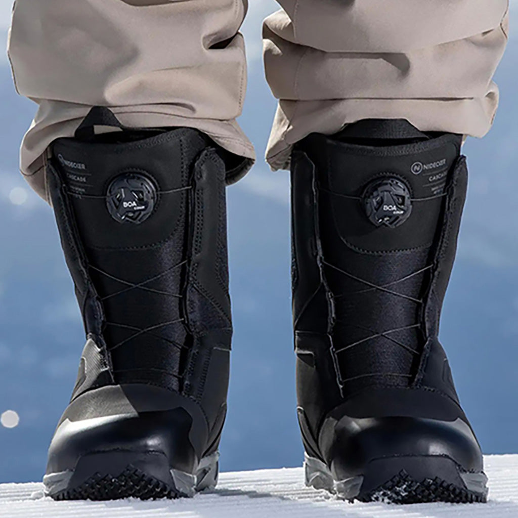 Cascade Snowboardstøvler i farven sort set i omgivelser