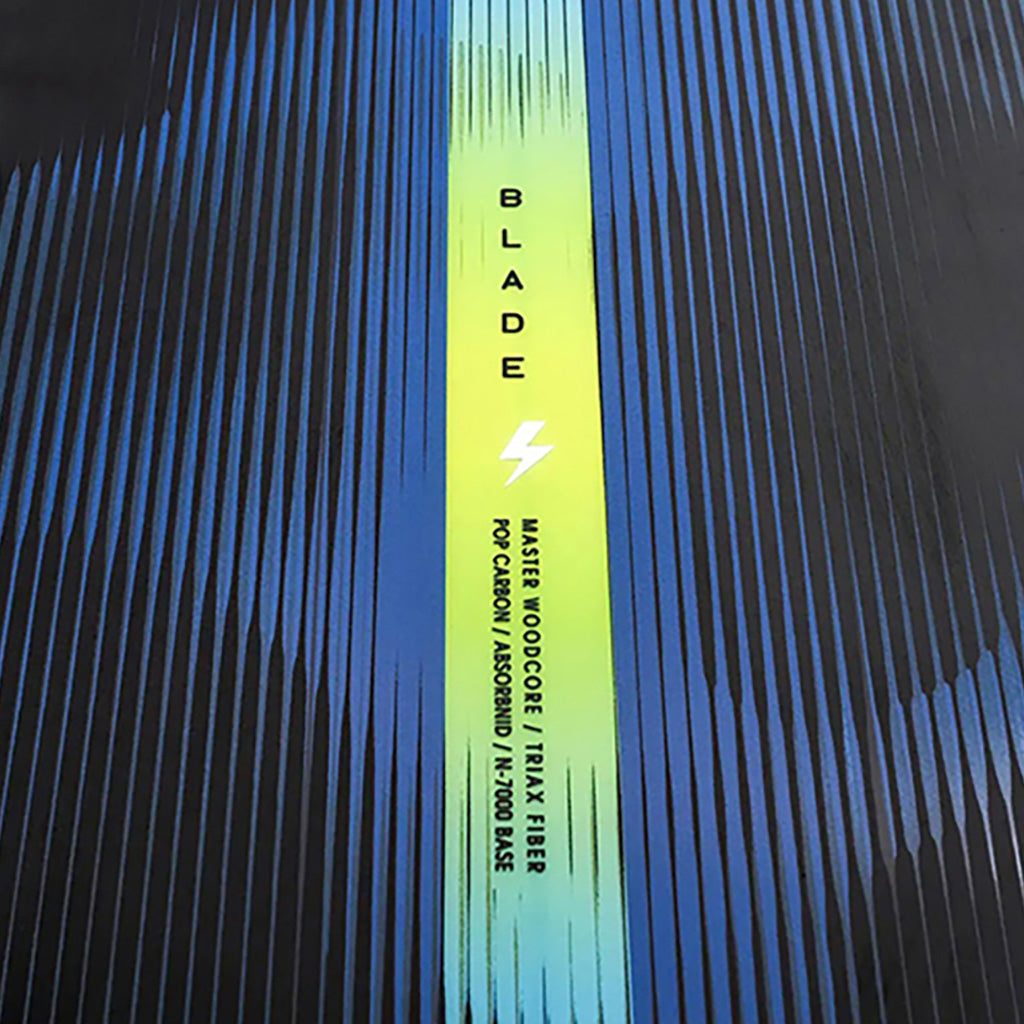 Et snowboard, Blade i farven sort nærbillede