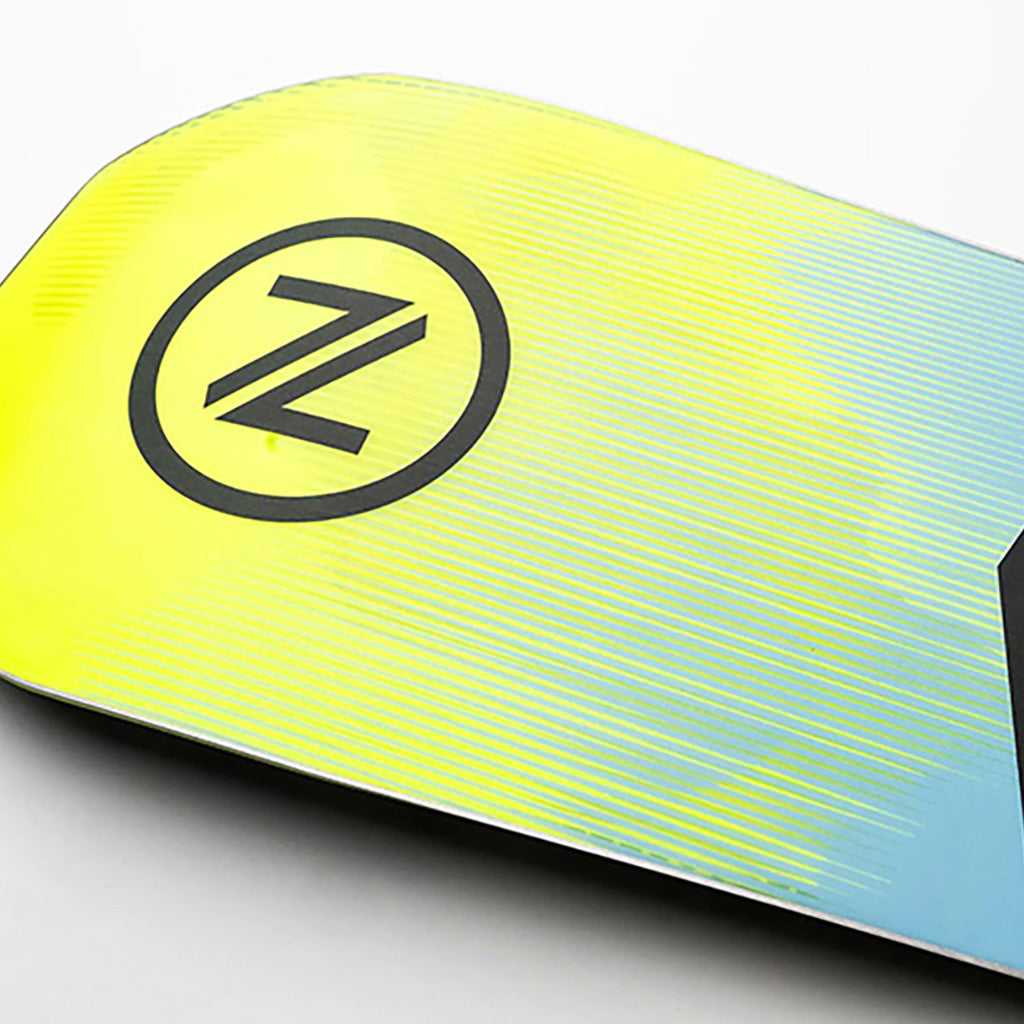 Et snowboard, Blade i farven sort set fra en skrå vinkel