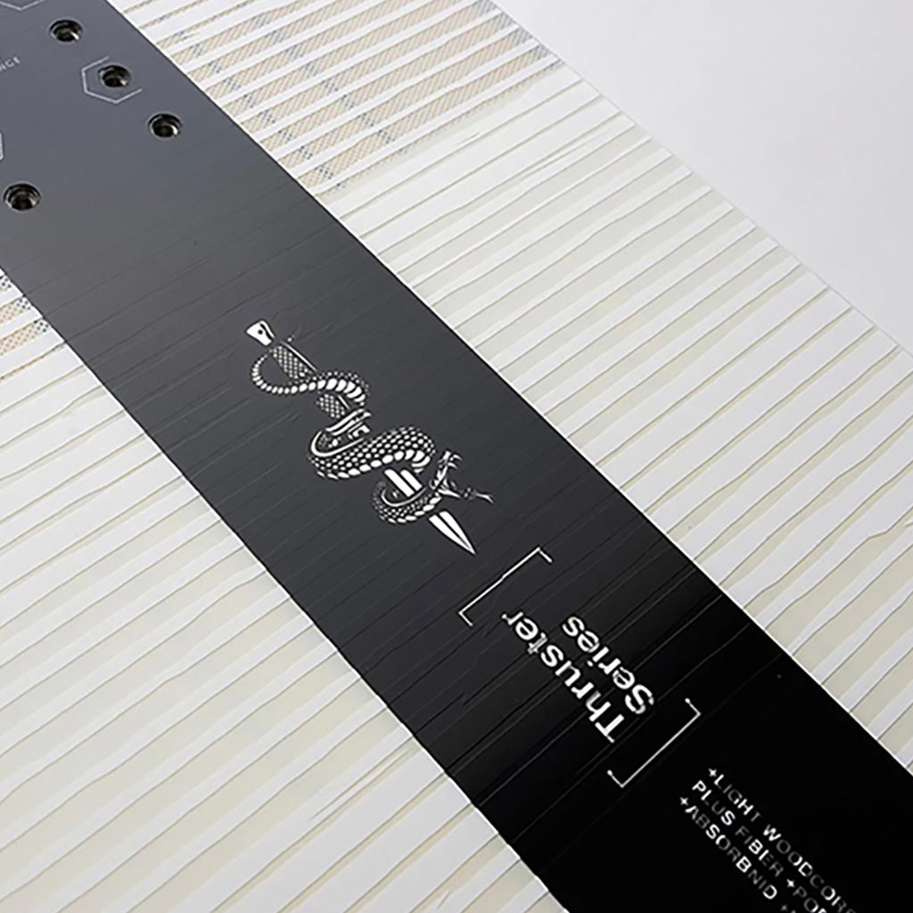 Et snowboard, Thruster i farven hvid set fra en skrå vinkel