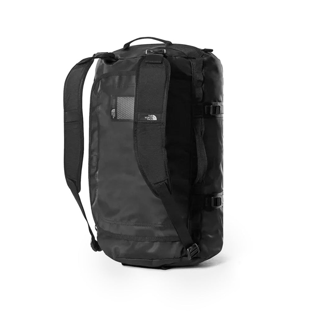 Base Camp Duffel S i farven Tnf rød/Tnf sort set fra en skrå vinkel