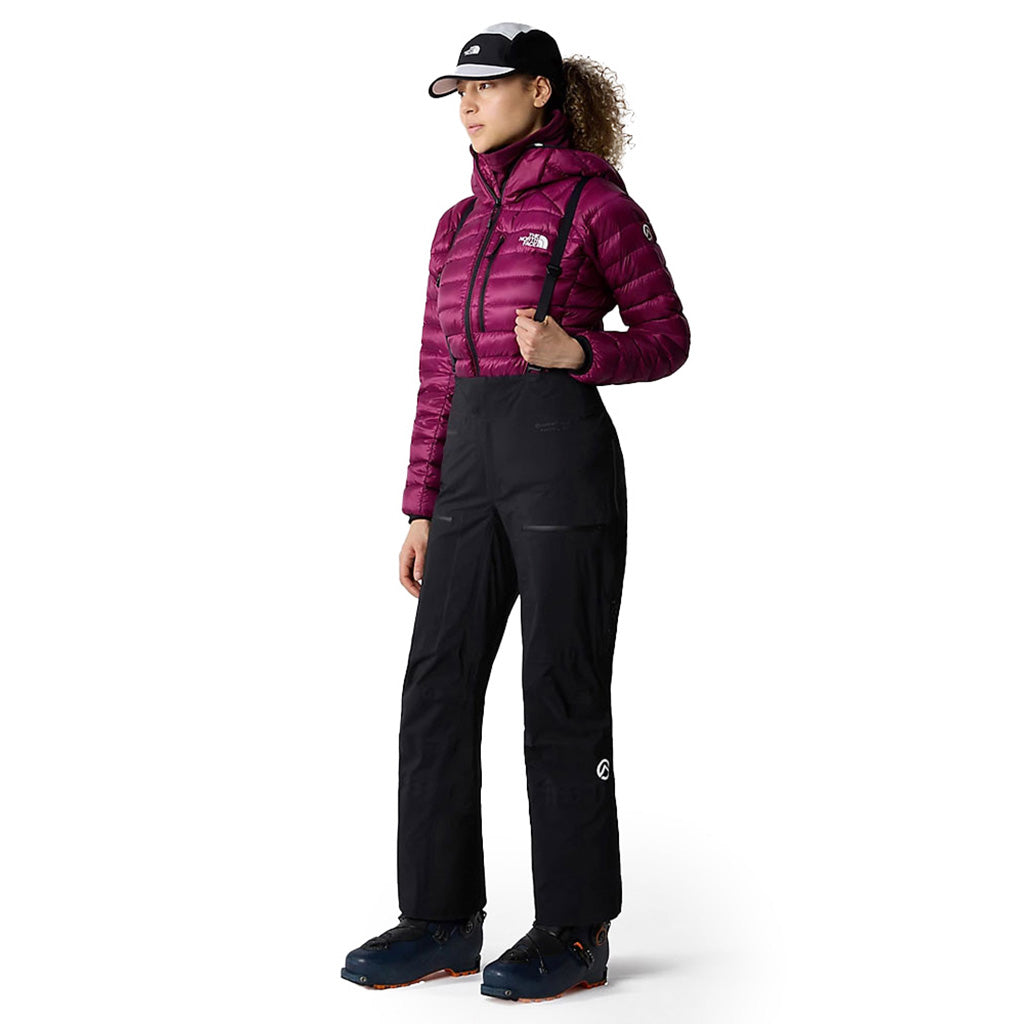 Summit Stimson Futurelight Skibukser i farven Tnf sort set fra en skrå vinkel