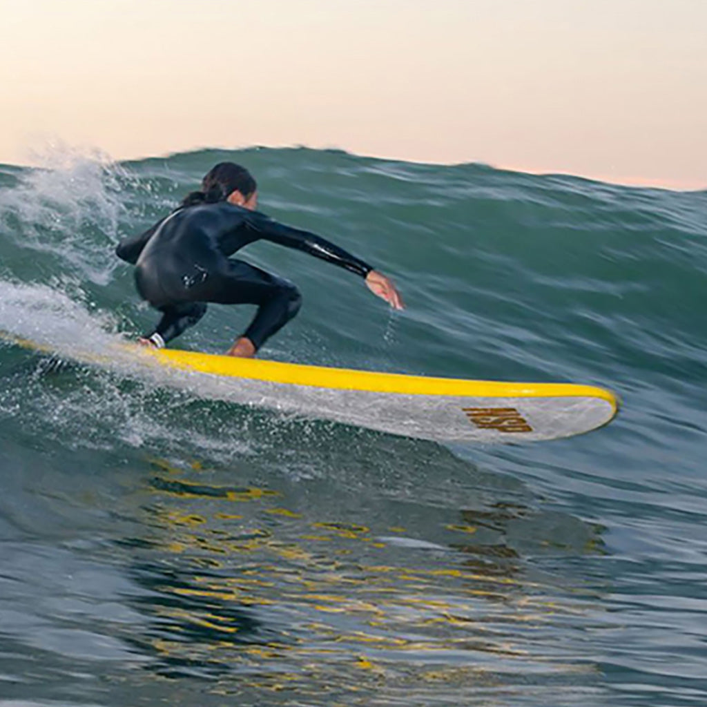 Et Surfboard, Teacher'S Pet 7'0" Softboard i farven gul set blive brugt