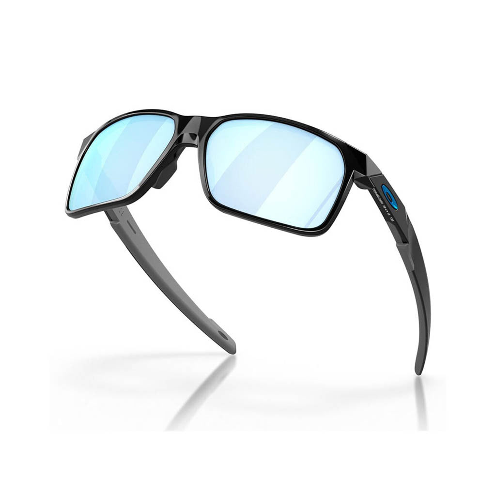 Portal X Solbriller i farven Polished sort Prizm Polarized set fra en skrå vinkel