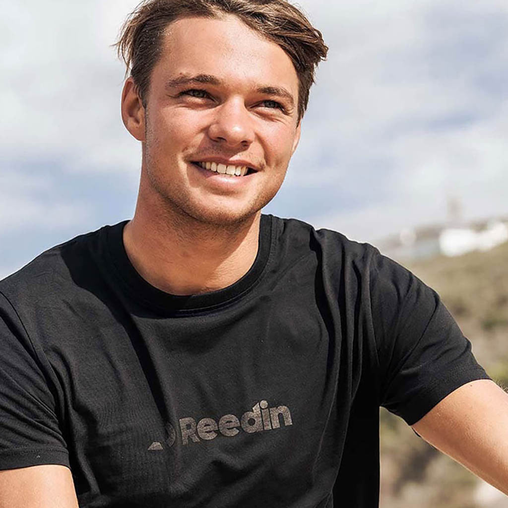 En T-Shirt, Logo i farven sort Tone On Tone set forfra i close-up