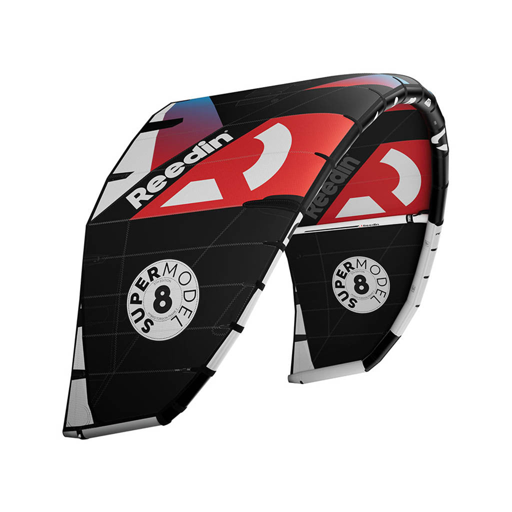 En Kite, Supermodel HTF i farven Jet sort set forfra med skrå vinkel