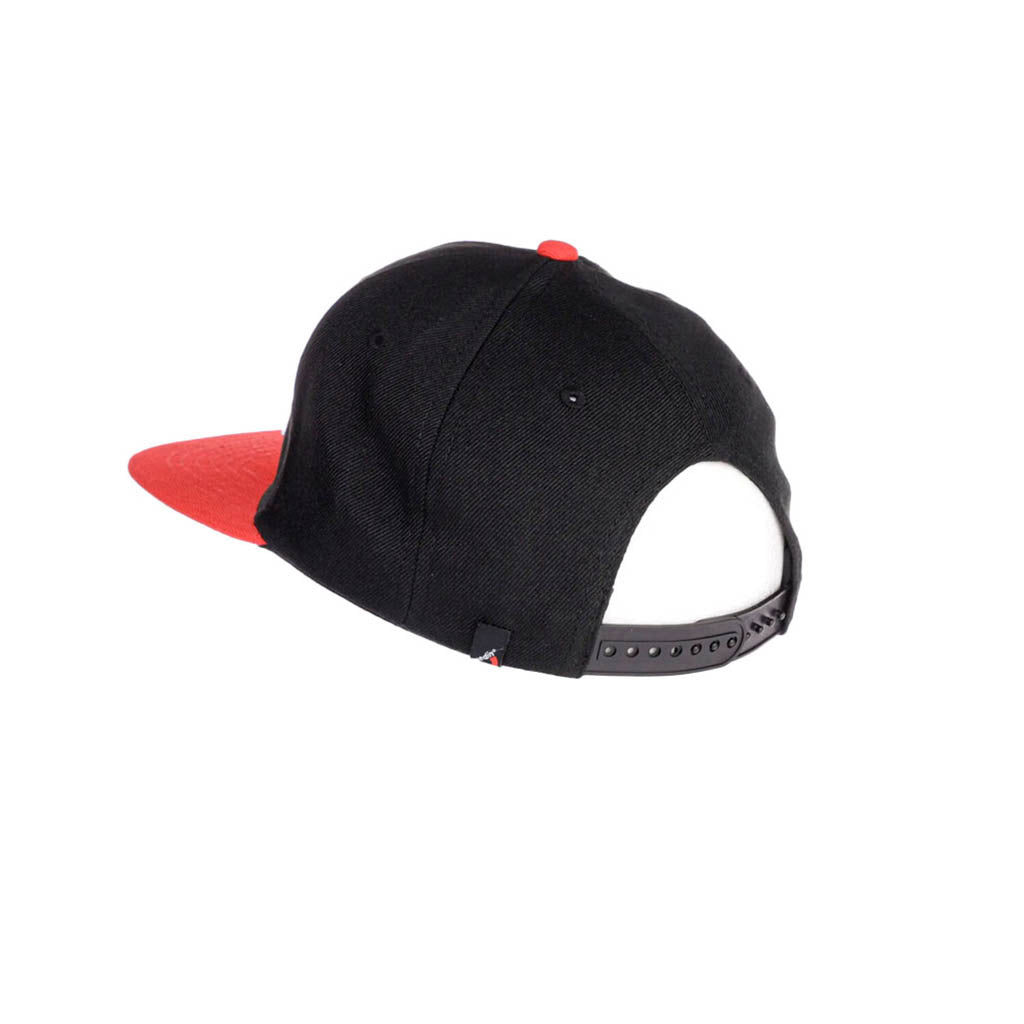 En Cap, Reedin Logo i farven rød sort set bagfra