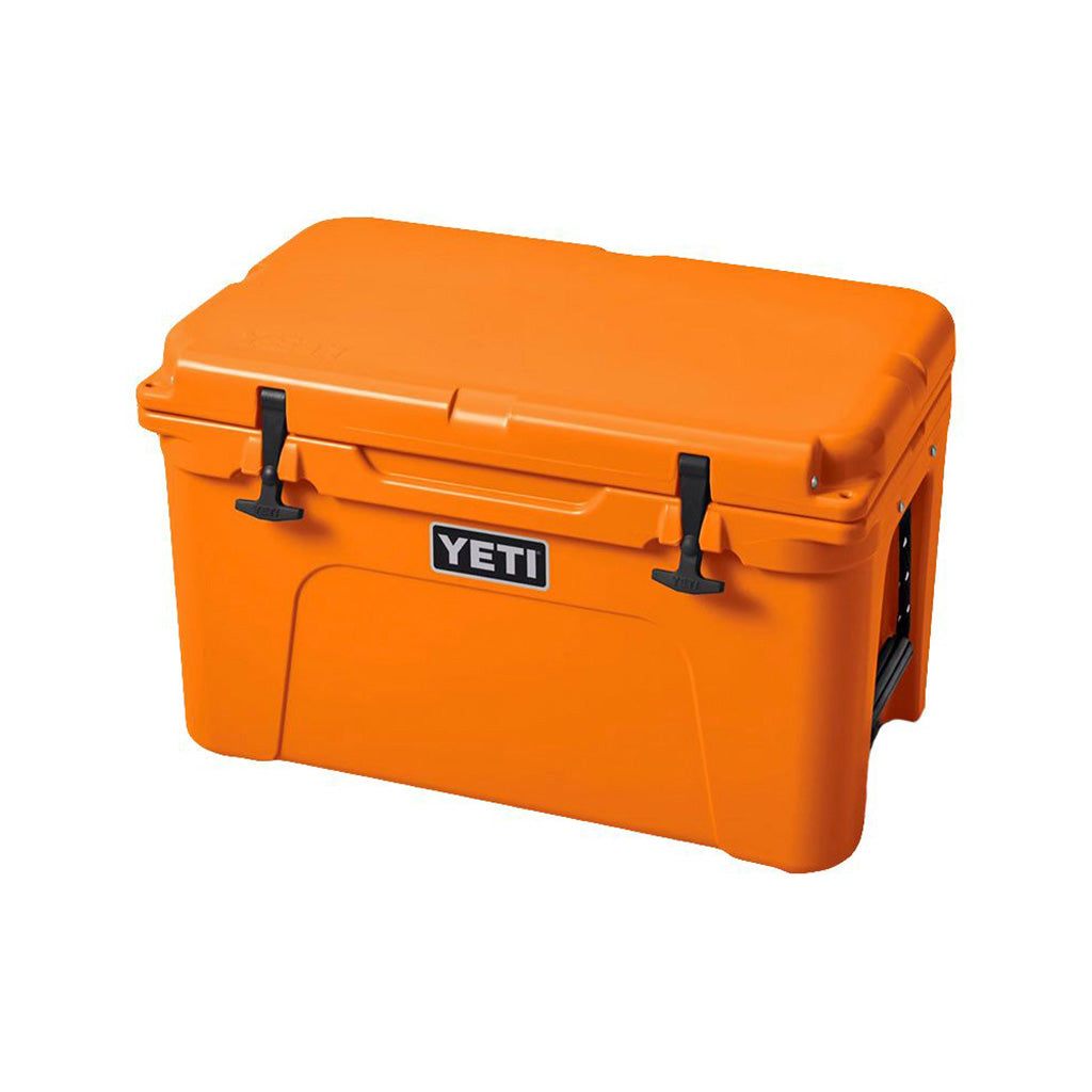 Tundra 45 Cooler i farven King Crab set fra en skrå vinkel