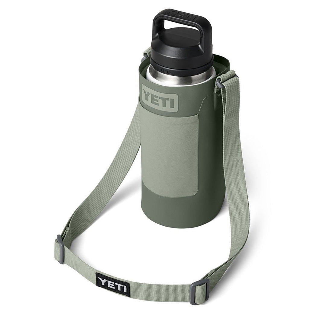 Rambler Bottle Sling Large set fra en skrå vinkel