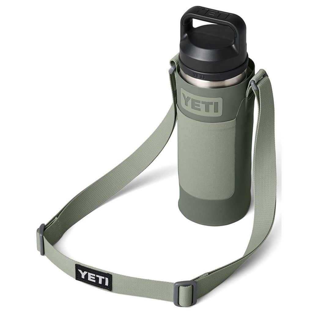 Rambler Bottle Sling Small set fra en skrå vinkel