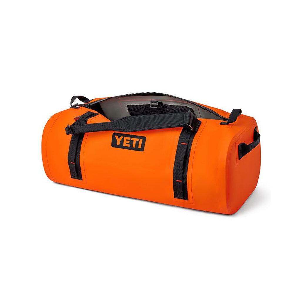 Panga 75 Duffel i farven King Crab Orange set fra en skrå vinkel