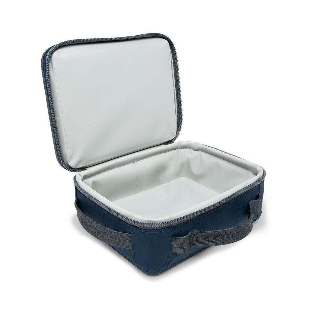 Daytrip Lunch Box i farven Navy set fra en skrå vinkel