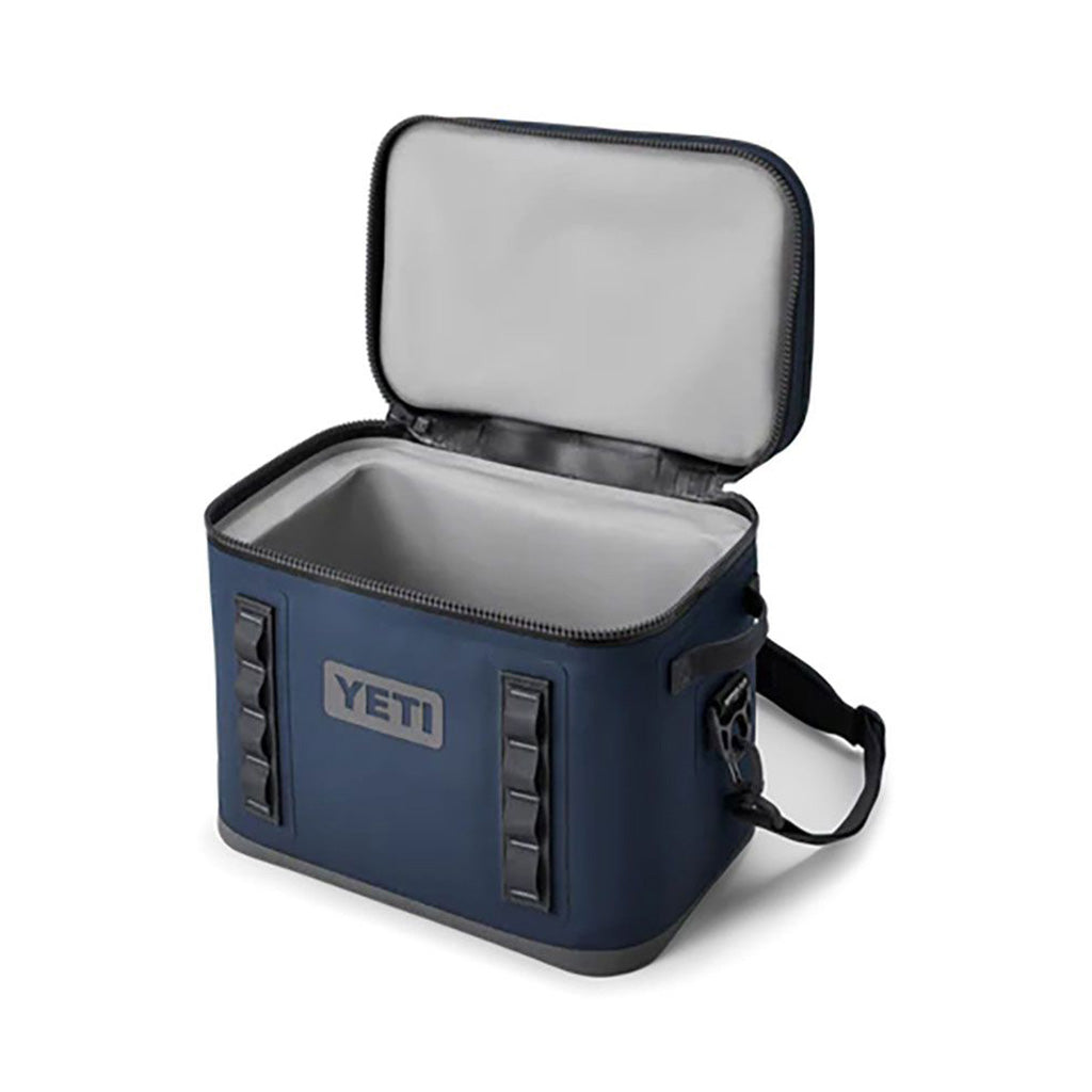 Hopper Flip 18 Cooler i farven Navy set fra en skrå vinkel