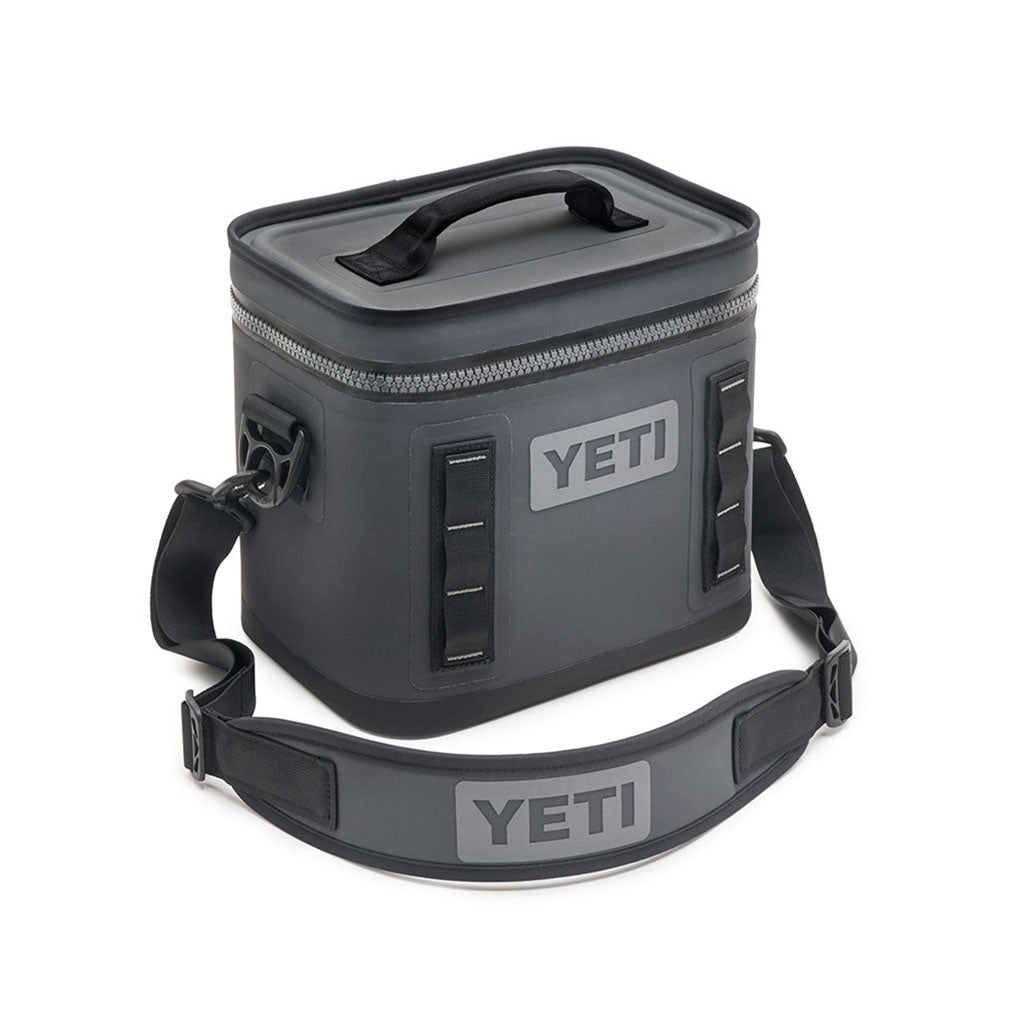 Hopper Flip 8 Cooler i farven Charcoal set fra en skrå vinkel