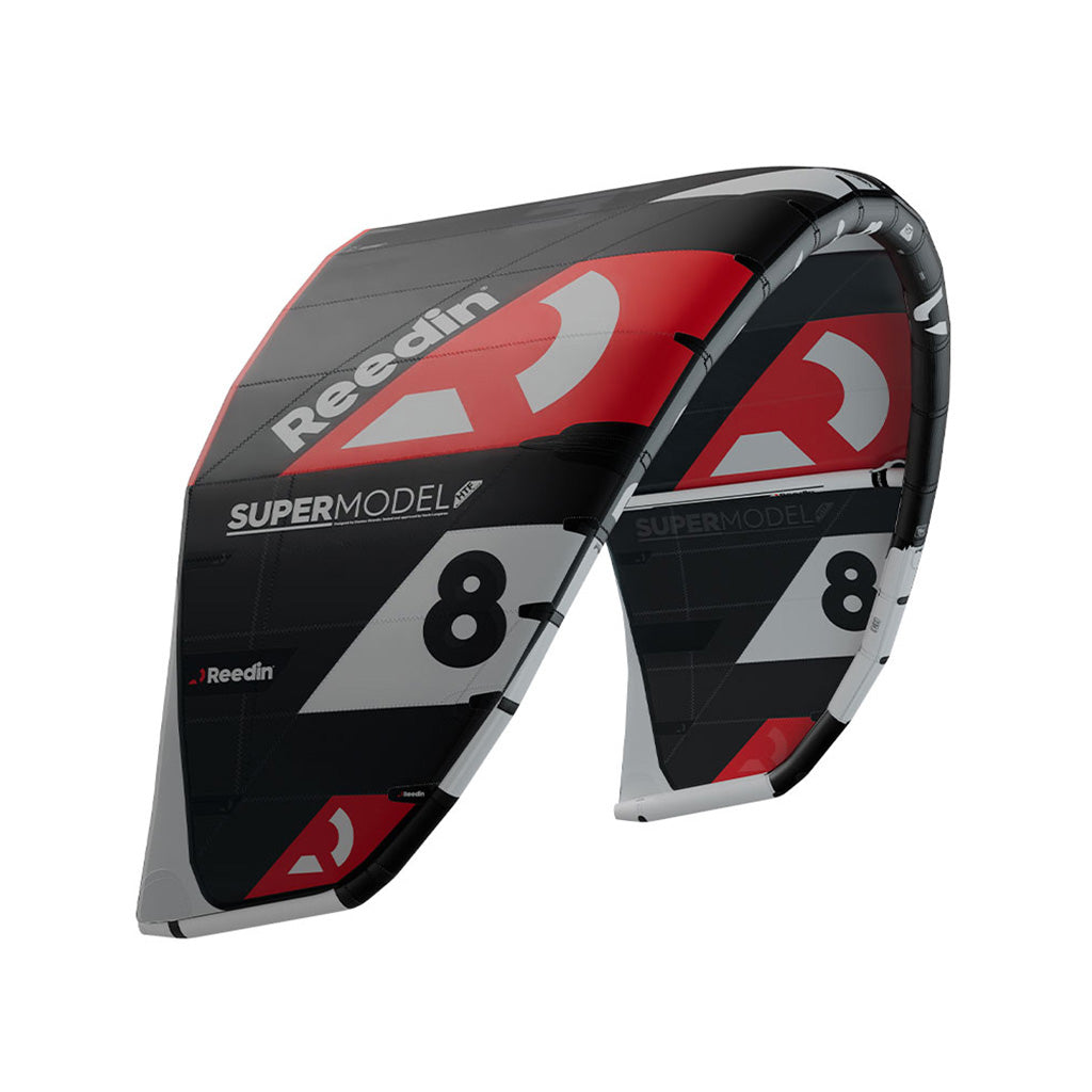 En Kite, Supermodel V4 HTF i farven Jet sort set forfra med skrå vinkel