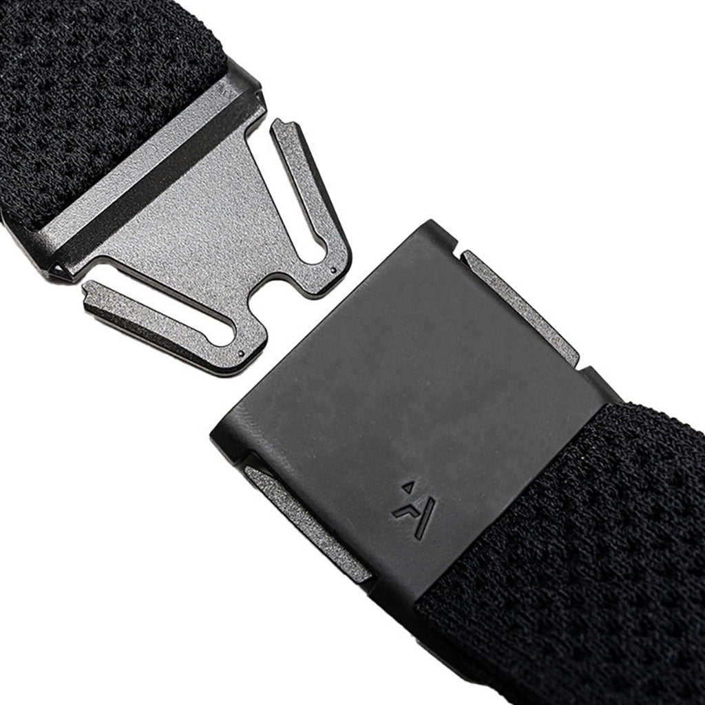 Et bælte, Momentum i farven sort nærbillede af spænde