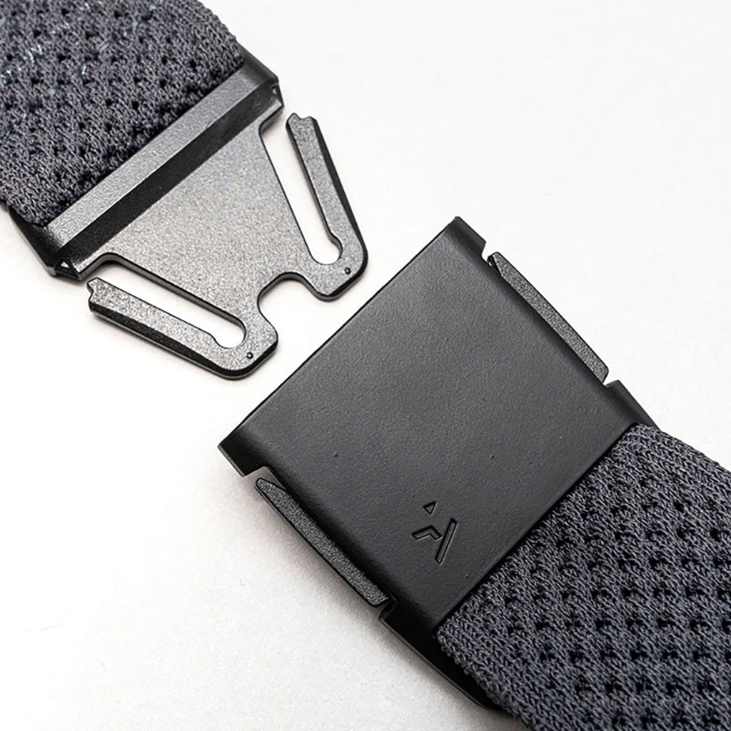 Et bælte, Momentum i farven Charcoal nærbillede