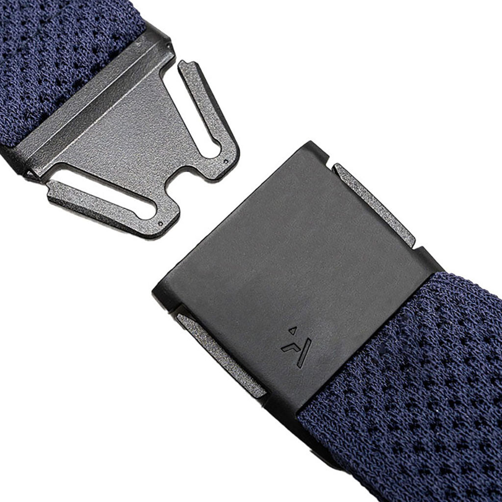 Et bælte, Momentum i farven Navy nærbillede