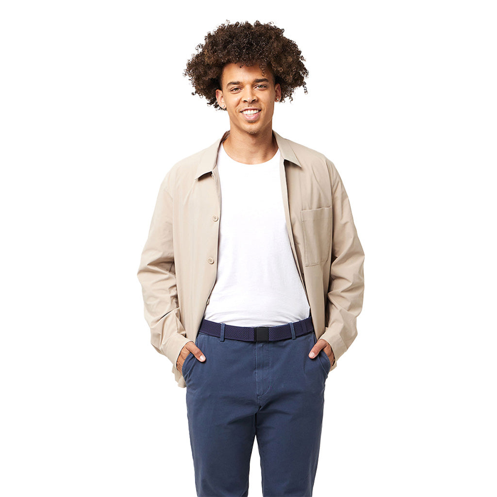 Et bælte, Momentum i farven Navy set forfra på afstand