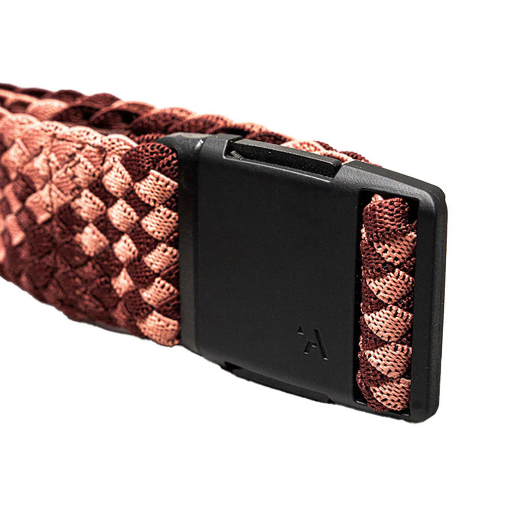 Et bælte, Futureweave i farven Velvet/Rose nærbillede af spænde