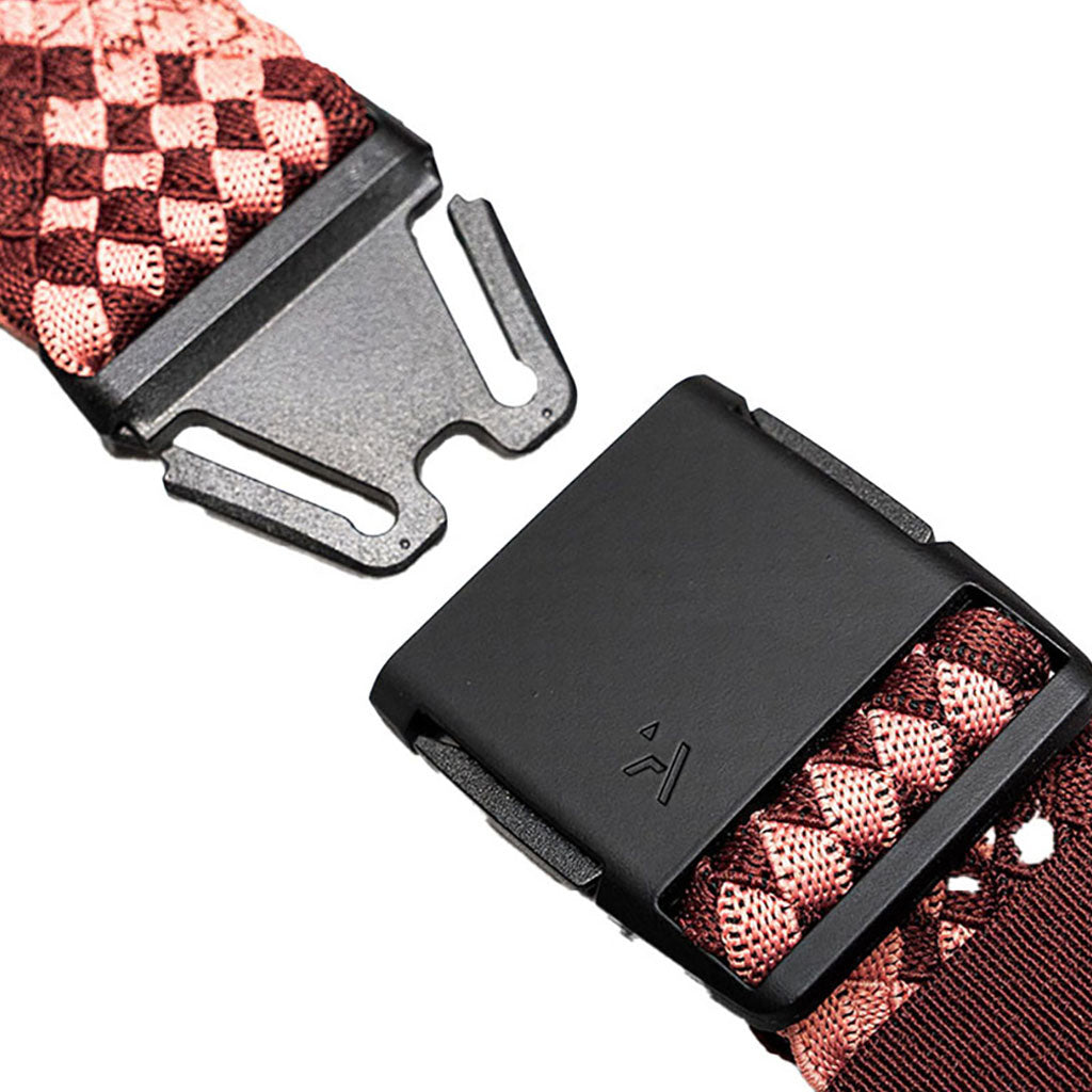 Et bælte, Futureweave i farven Velvet/Rose nærbillede af spænde