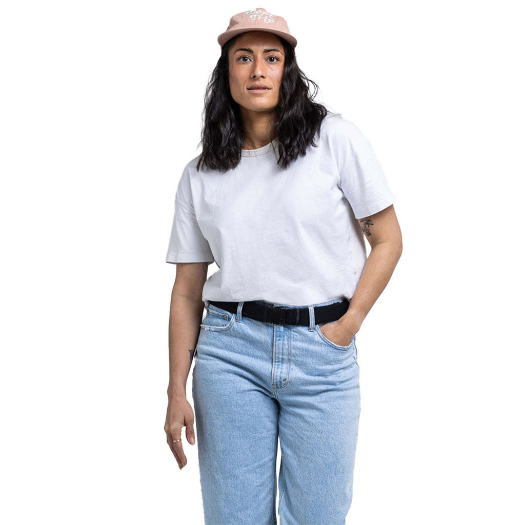 Et bælte, Atlas Long i farven sort set forfra på kvindelig model