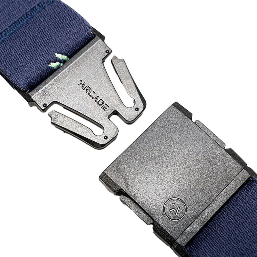 Et bælte, Save the Waves i farven Navy nærbillede af spænde