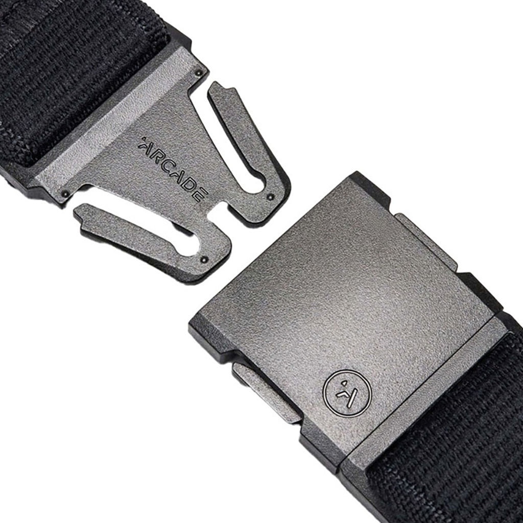 Et bælte, Atlas i farven sort nærbillede af spænde